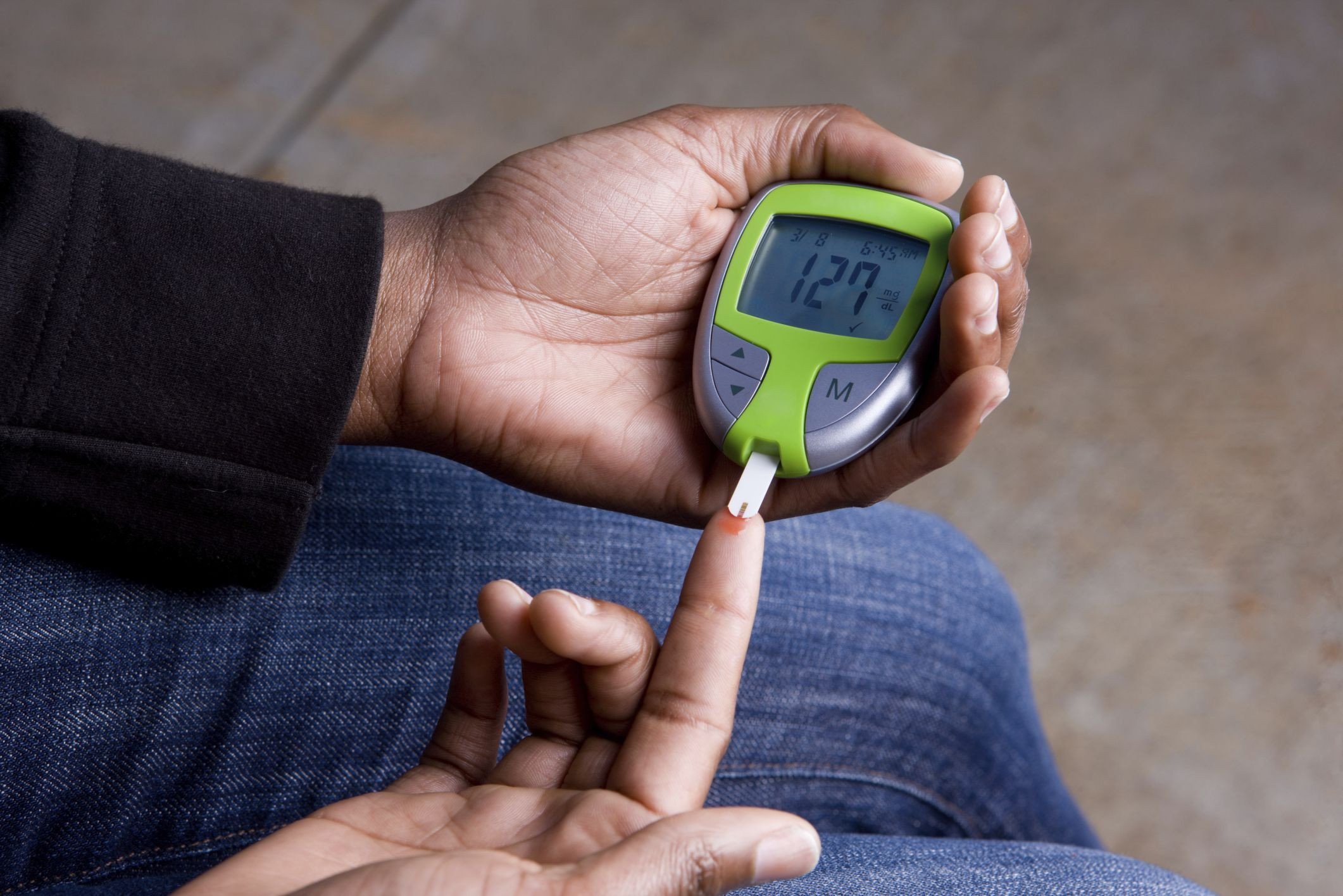 Тест есть ли диабет. Измерение сахара. Измерение сахара в крови. Глюкометр диабет. Измерение уровня Глюкозы в крови.