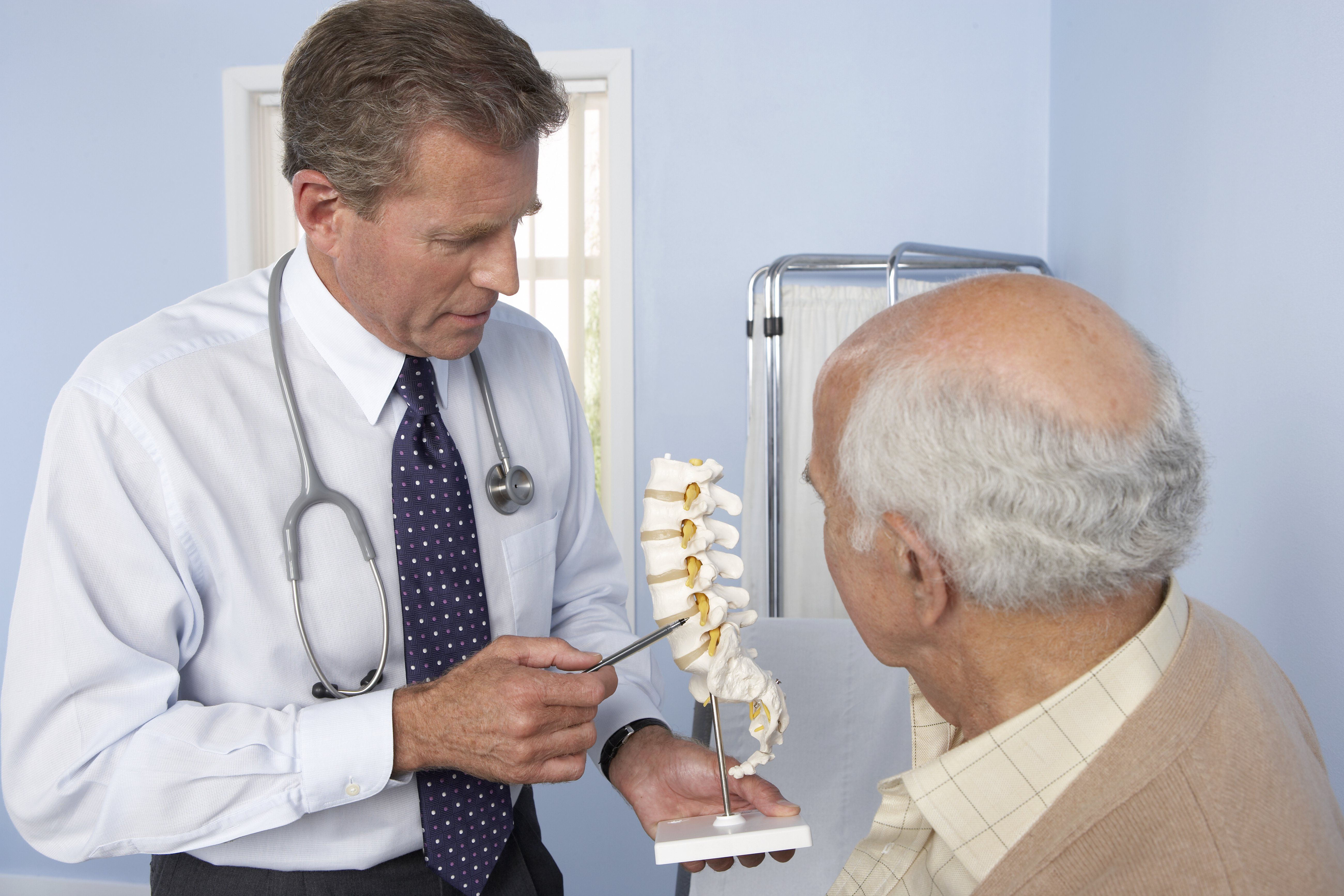Лечение остеопороза врачи. Остеохондроз у пожилых. Остеопороз. Остеопороз у пожилых людей. Остеопороз в гериатрии.