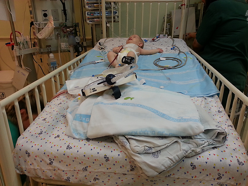 Детская реаниматология. Новорожденный ребенок в реанимации. Кровати детские для реанимаций. Дети в больнице после операции.