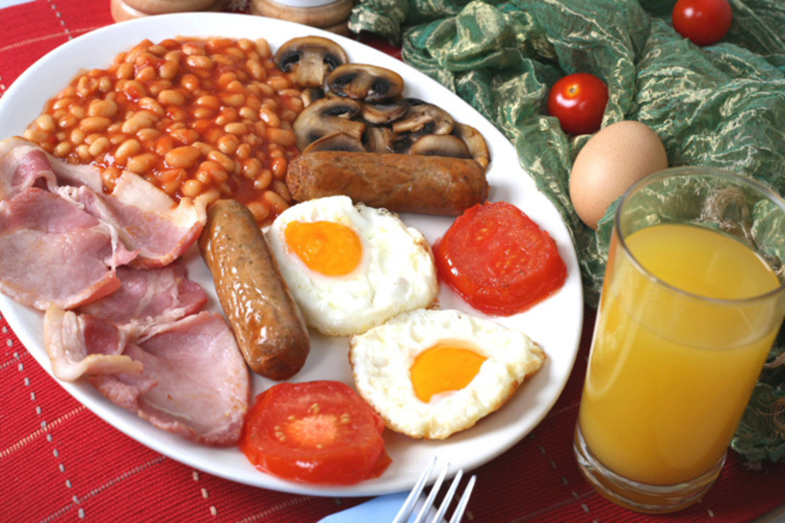 Какие продукты едят на завтрак. Английский завтрак. Холестерин в продуктах. Полезный завтрак. Английский завтрак в ресторане.